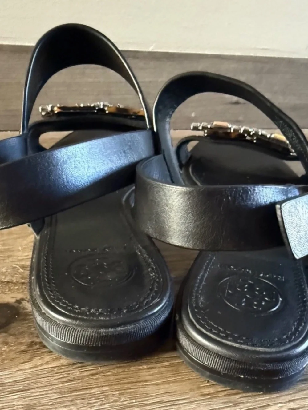 Tory Burch Tortoise & Crystal Embellished Sandals Black Leather Flat Heel Sz 7